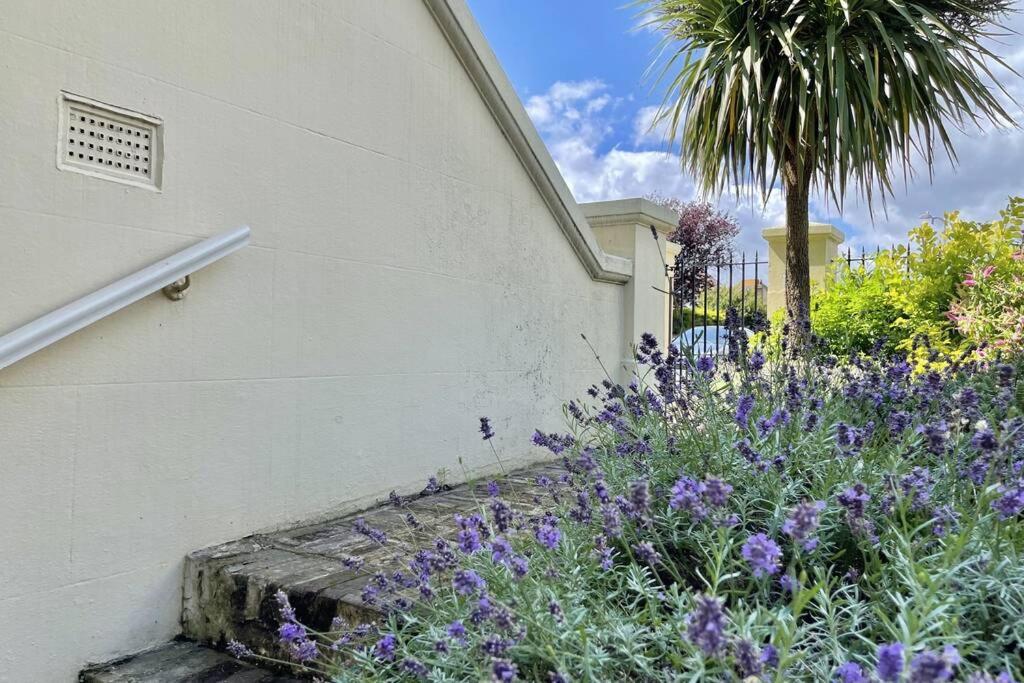 Lavender Apartment - Spacious Apartment Close To The Beach Deal Exterior foto